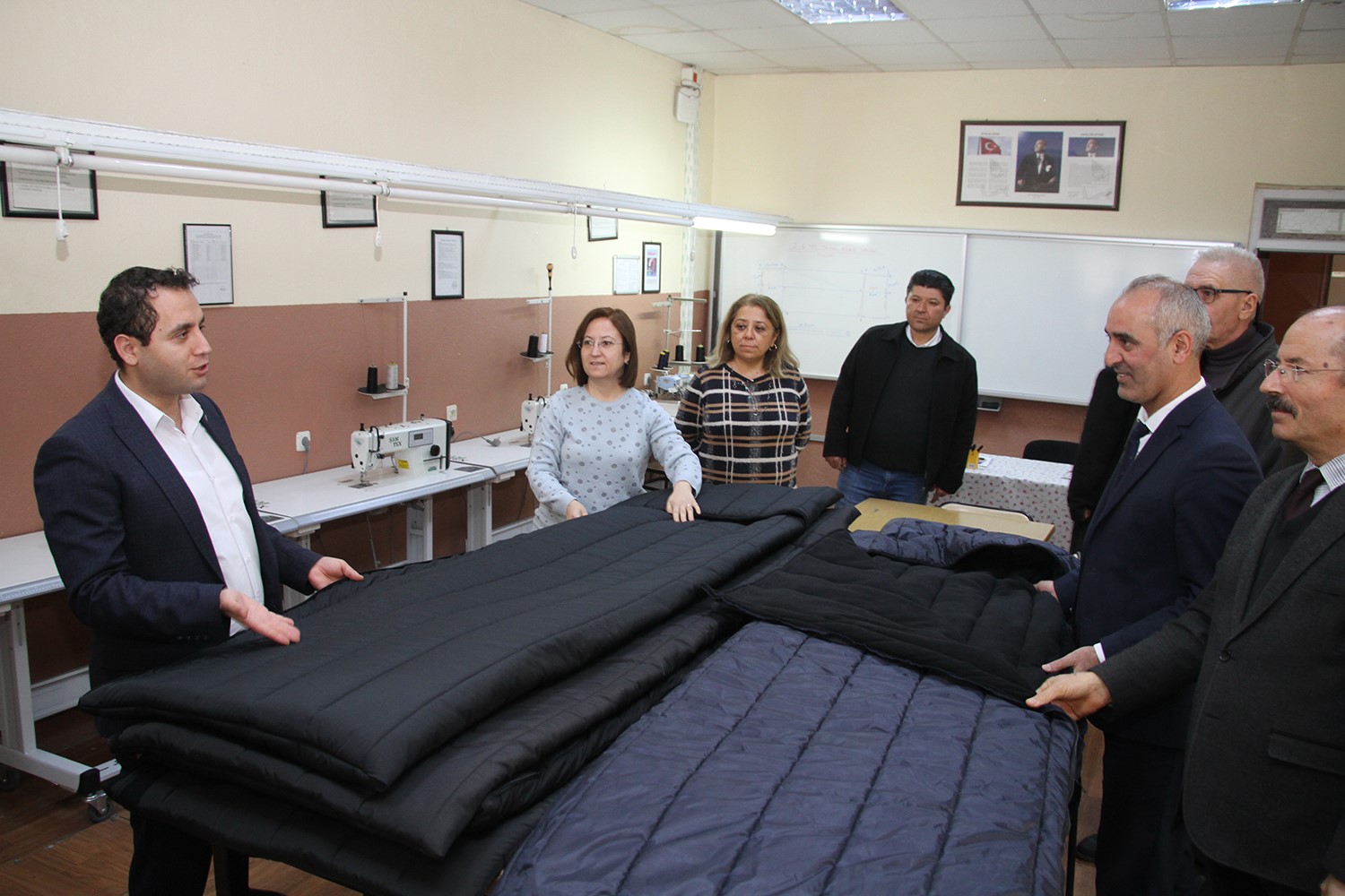 Kula’da depremzedeler için tulum üretiliyor