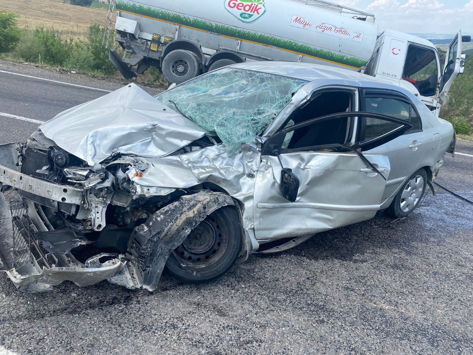Kula’da kamyonla otomobil çarpıştı: 2 yaralı