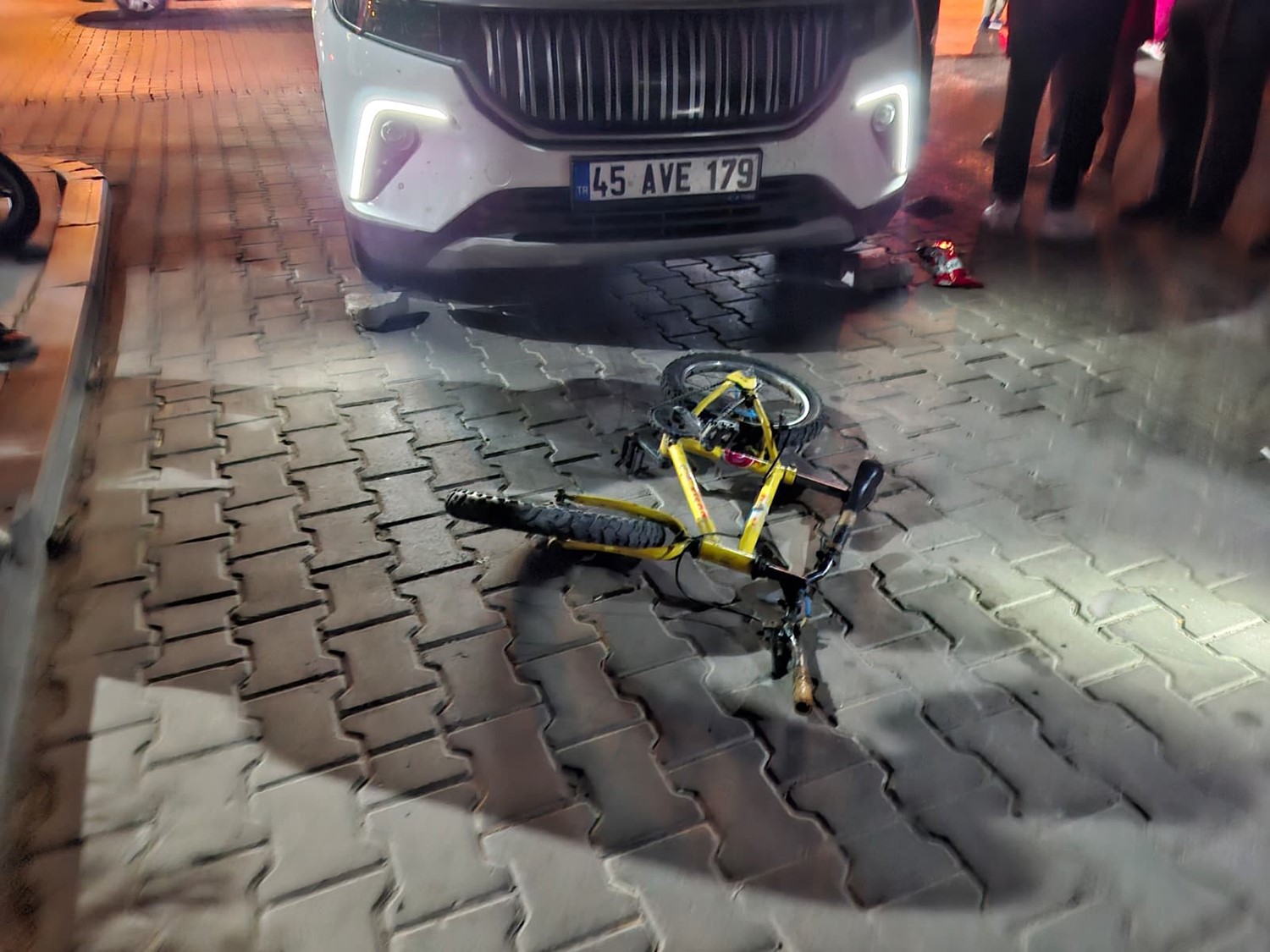 Kula’da otomobil ile bisiklet çarpıştı: 11 yaşındaki çocuk ağır yaralandı