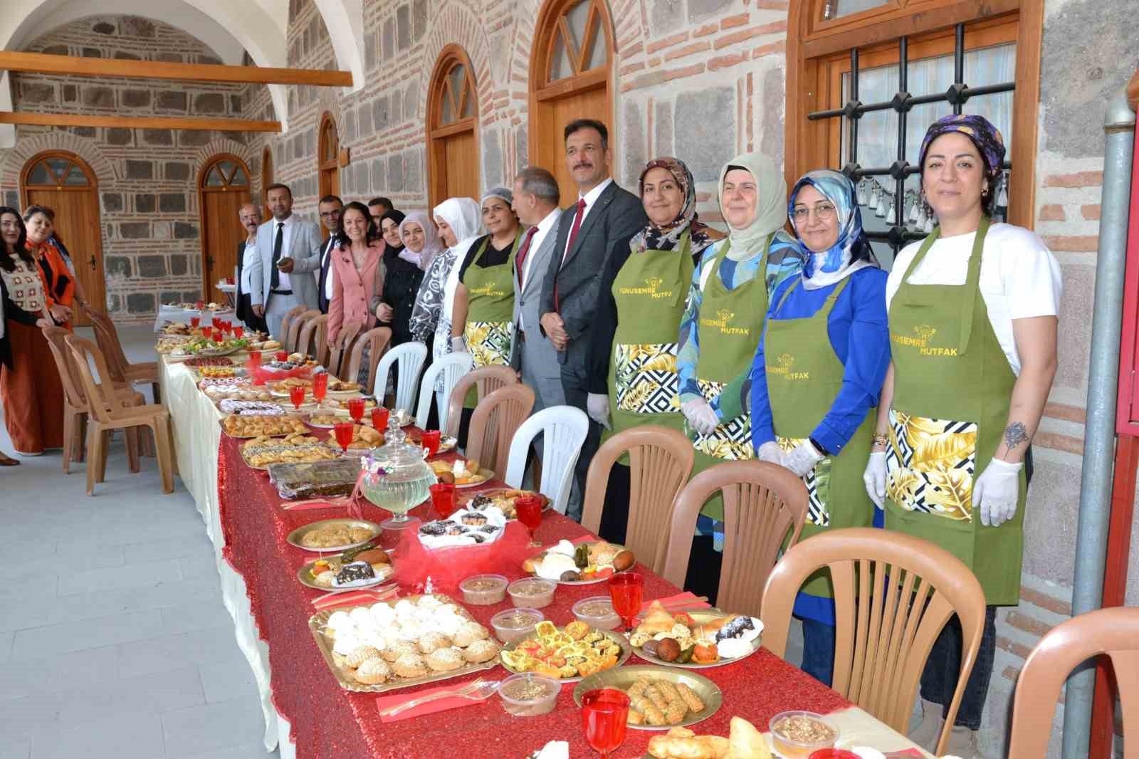 Kursiyerlerin el emeği ürünleri sergilendi