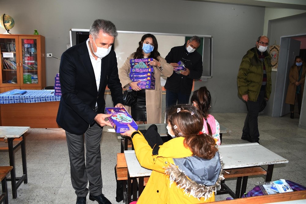 Kuşadası Belediyesi’nden 2 bin 200 öğrenciye Eğitime Destek Seti