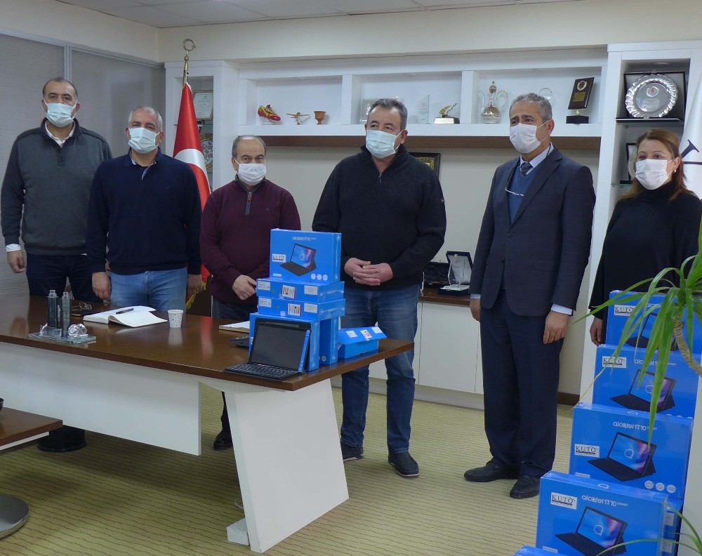 Kuşadası Ticaret Odası’ndan öğrencilere klavyeli tablet desteği