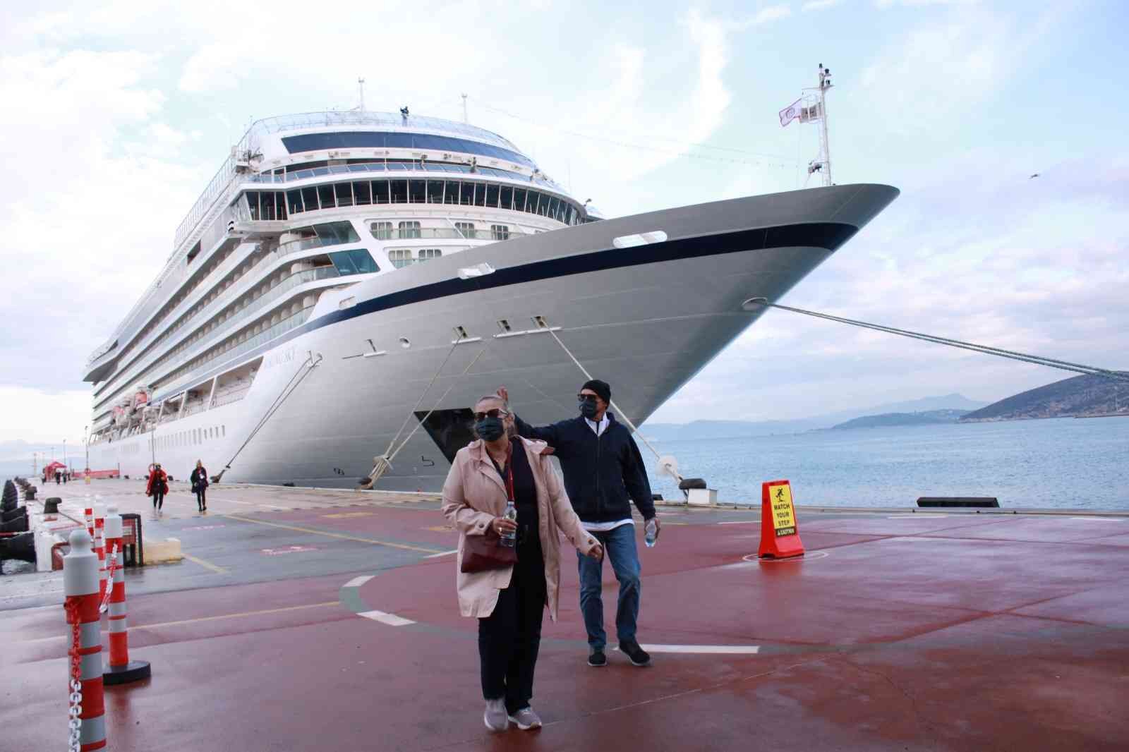 Kuşadası’na 2022 sezonunun  ilk kruvaziyer gemisi geldi