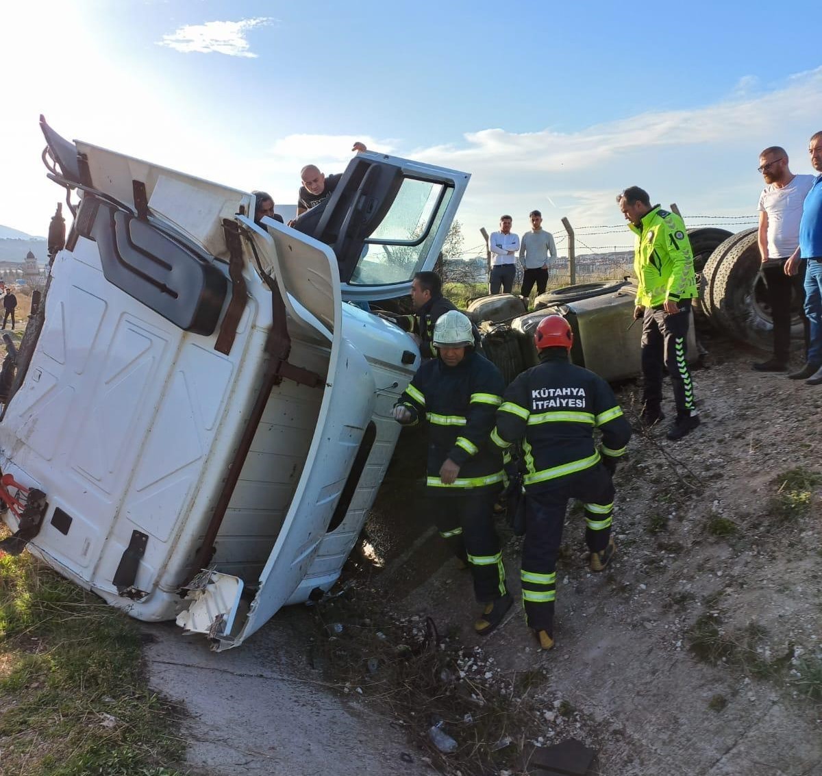 Kütahya’da tır şarampole devrildi: 1 yaralı