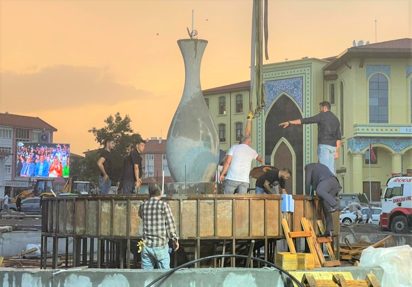 Kütahya’nın simgesi vazo meydandaki yerini aldı