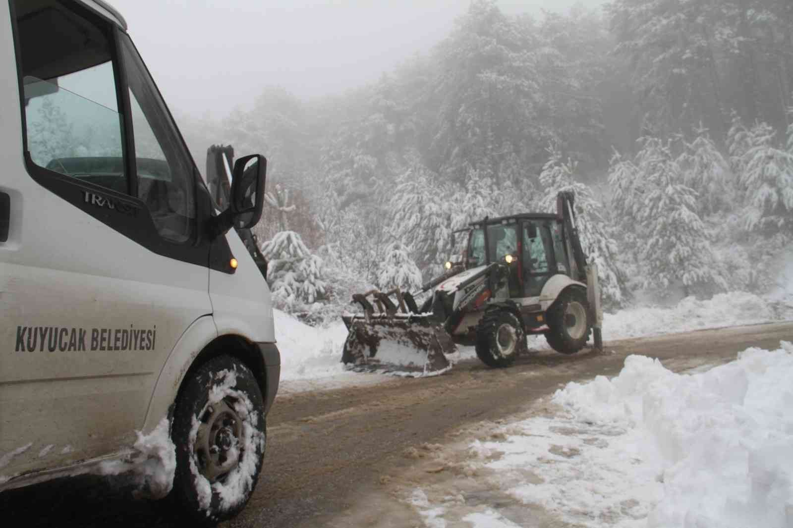 Kuyucak’ta kar yağışı etkili oldu