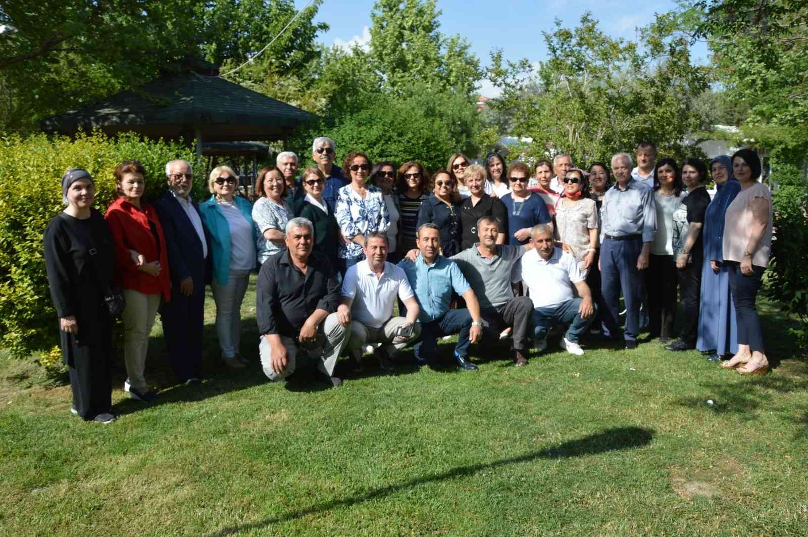 Liseli arkadaşlar 40 yıl sonra buluştu