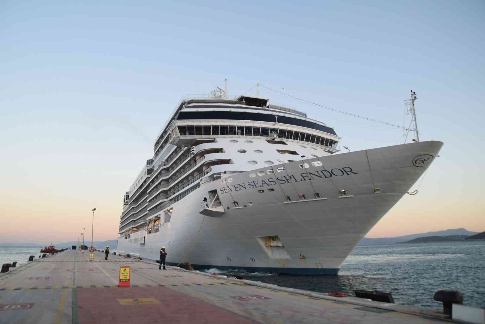 Lüks geminin ilk seferi Kuşadası’na