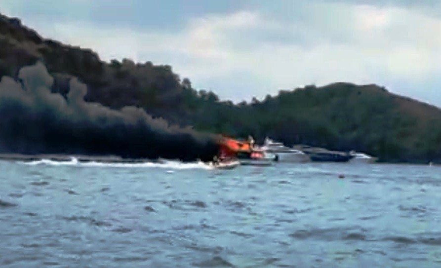 Lüks yat cayır cayır yandı