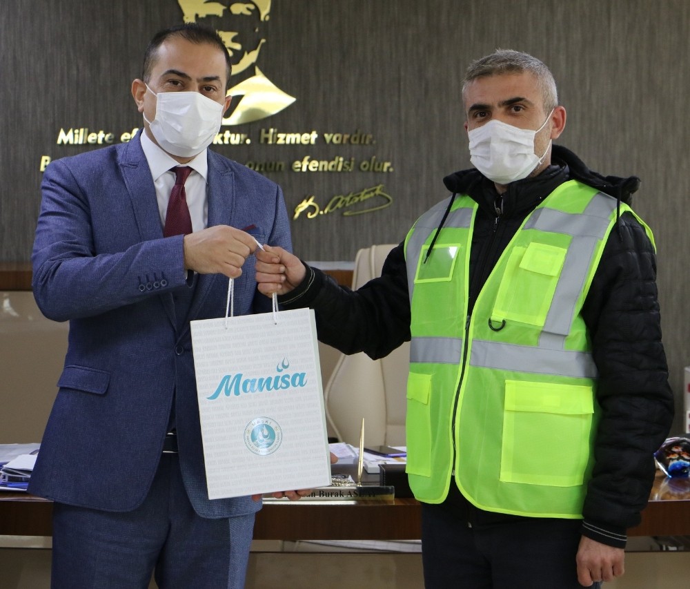 MASKi personeli yolda buldukları telefonu sahibine teslim etti