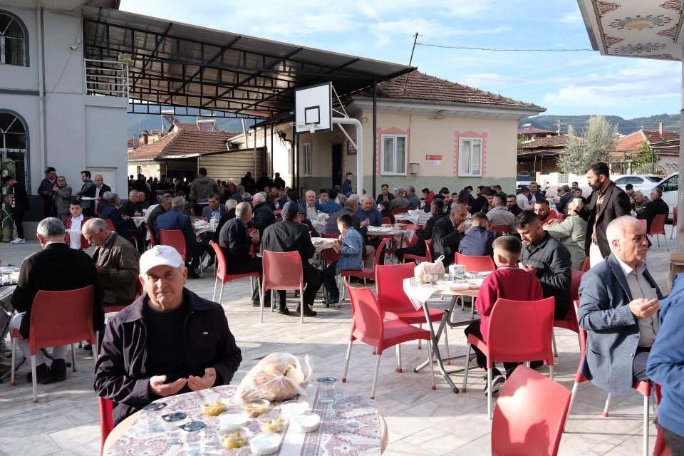 Mahalleli geleneksel bayram yemeğinde buluştu