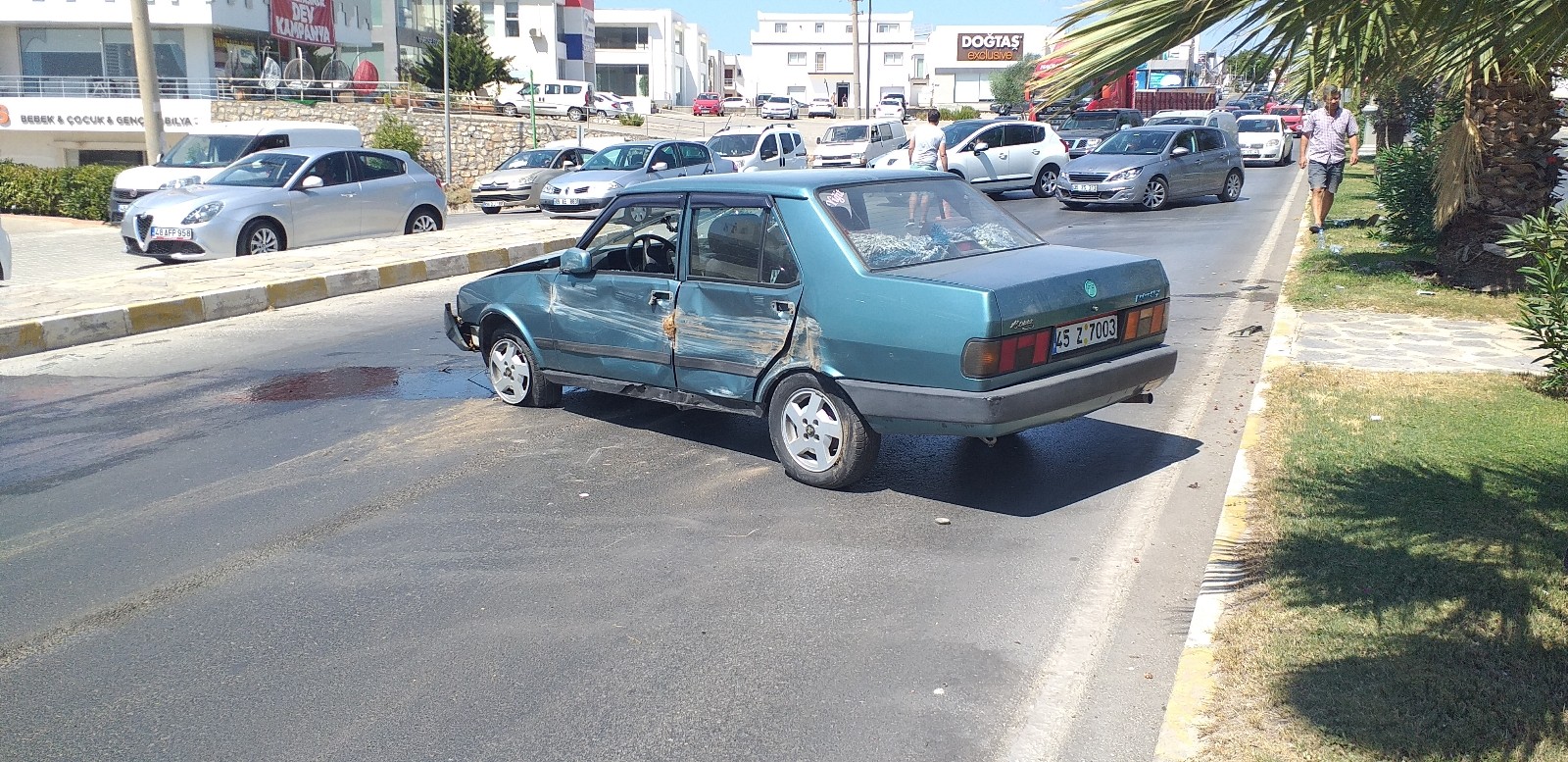 Makas atan otomobil sürücüsü kazaya neden olup kaçtı