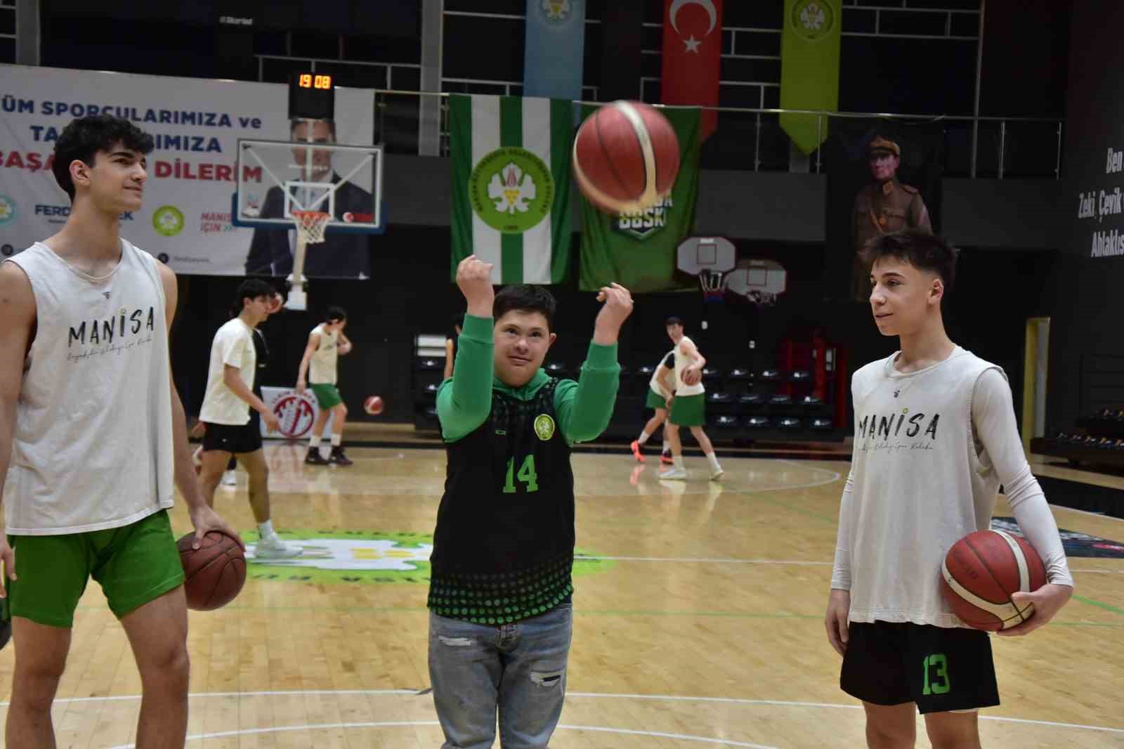 Manisa BBSK U18 Takımı, down sendromlu bireylerle bir araya geldi