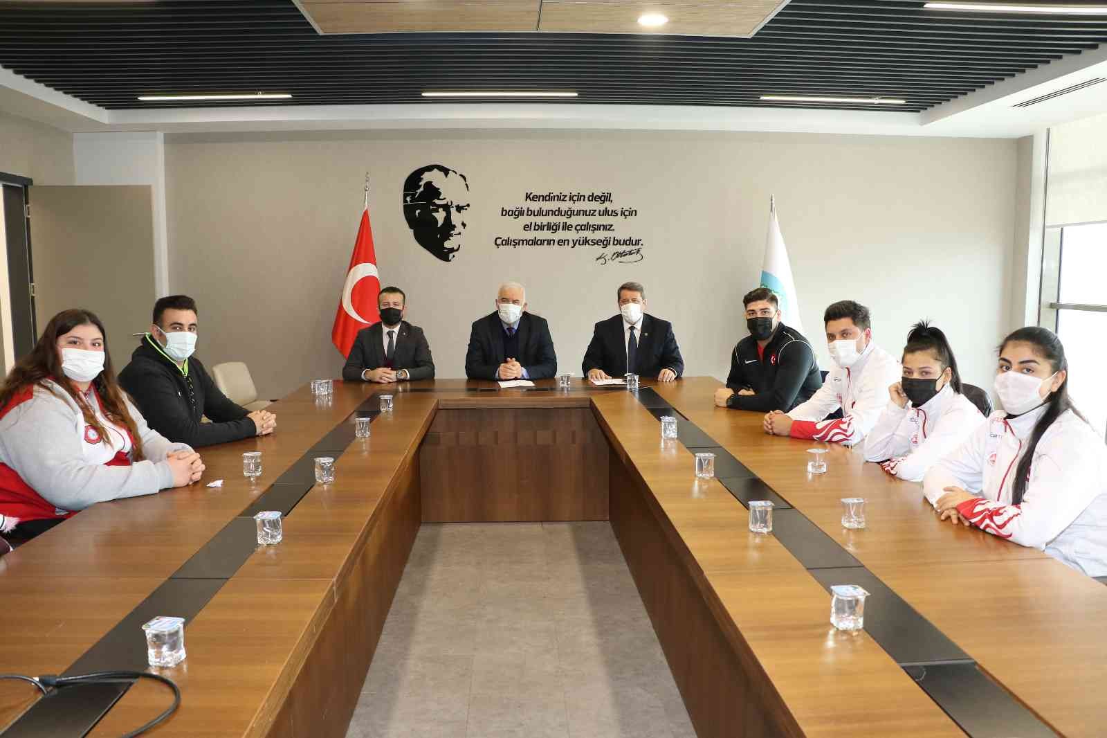 Manisa Büyükşehir Belediyesi başarılı sporcuları ödüllendirdi