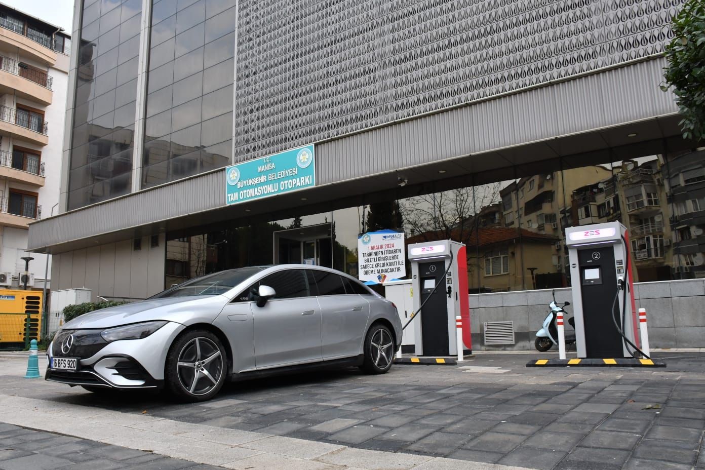 Manisa Büyükşehir Belediyesi ilk elektrikli araç şarj istasyonunu kurdu