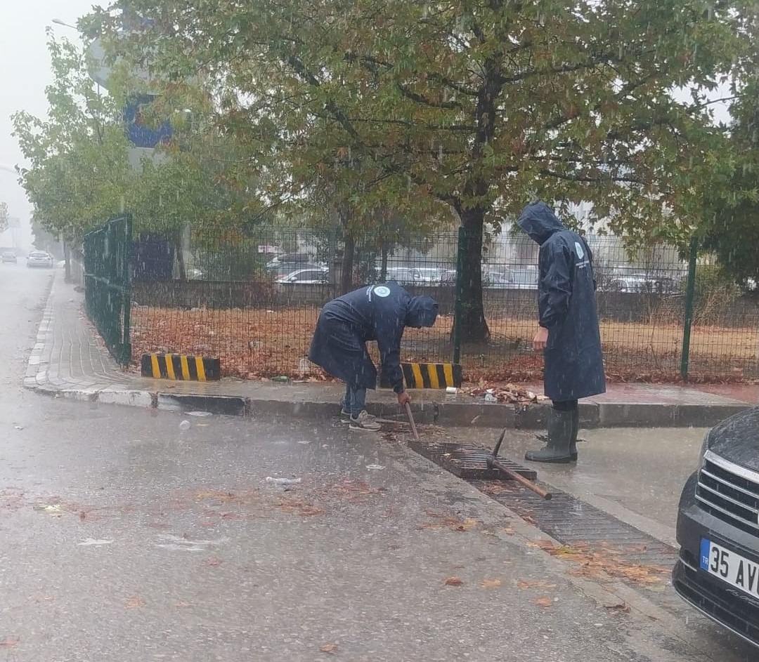 Manisa Büyükşehir ve MASKİ ekipleri yağmur için sahada