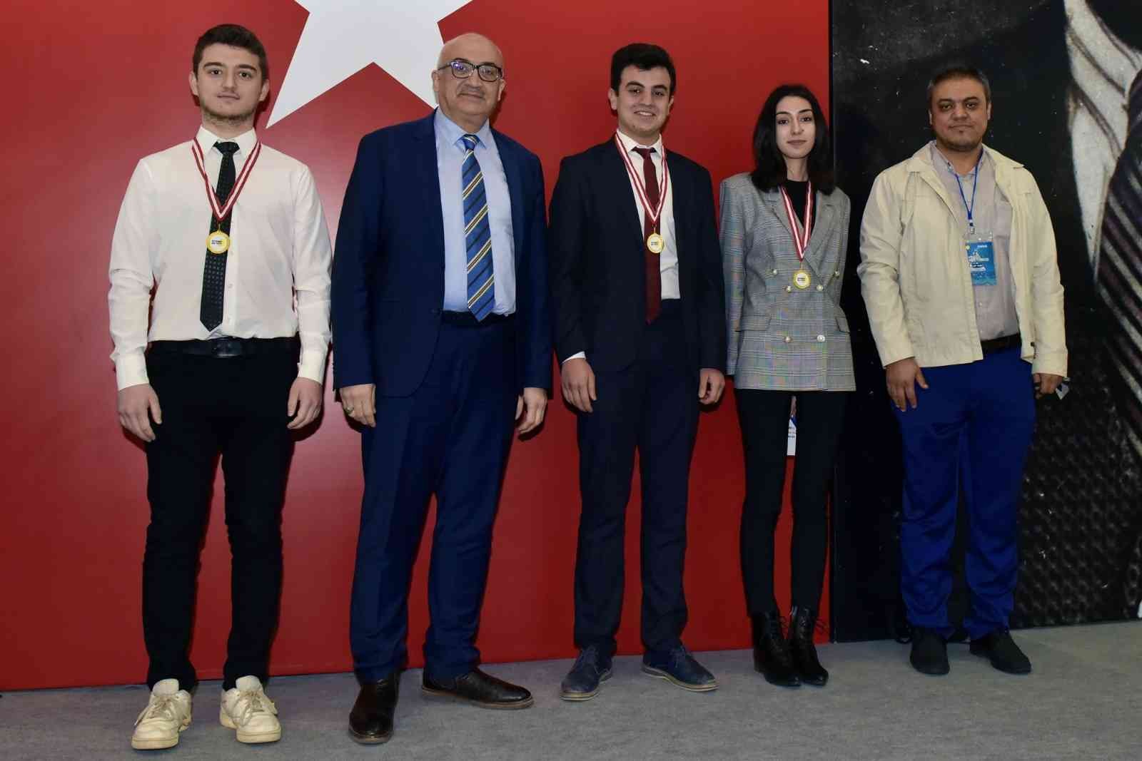 Manisa CBÜ’lü öğrenciler madalyalarını aldı