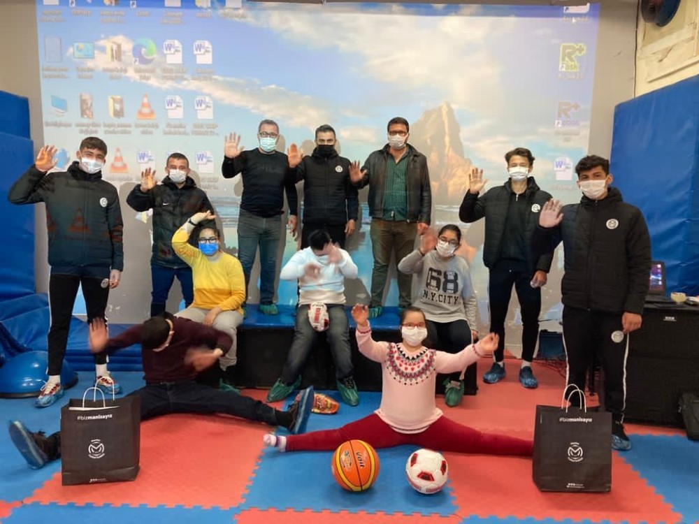 Manisa FK Akademi sporcuları down sendromlu çocuklarla buluştu