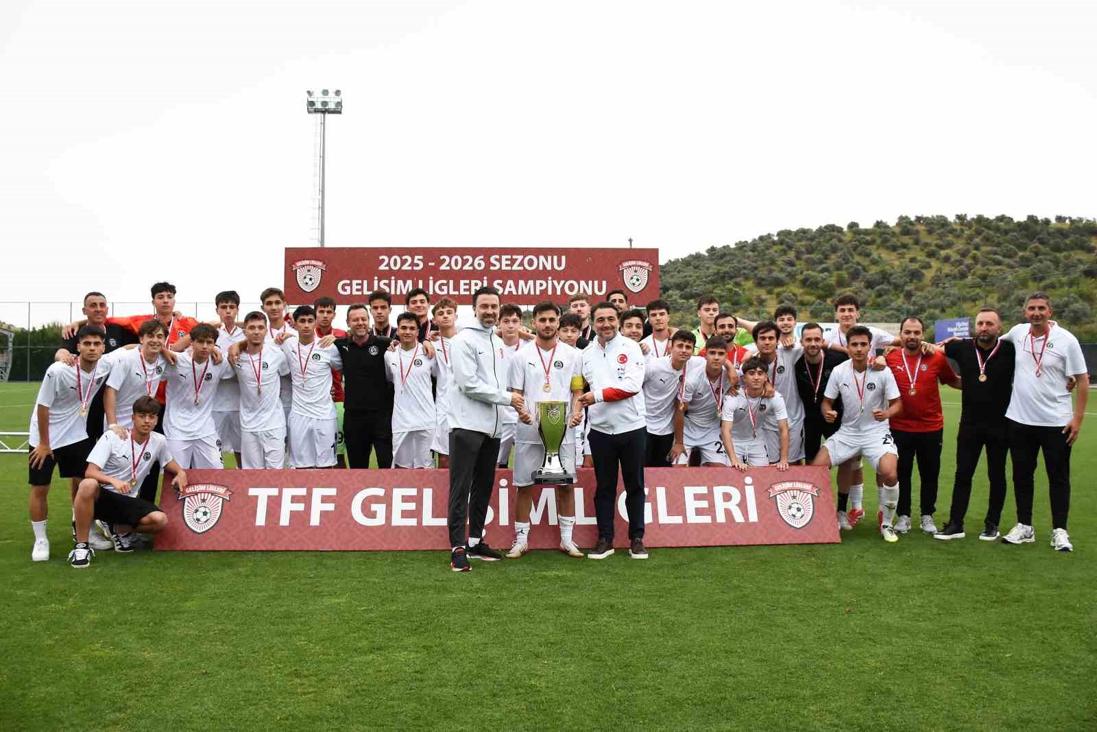 Manisa FK U19 Takımı, 177 takım arasında Türkiye şampiyonu oldu