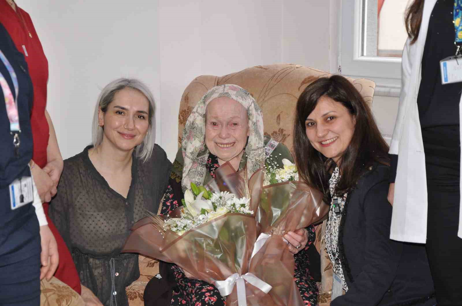 Manisa Şehir Hastanesinden 102 yaşındaki teyzeye ziyaret