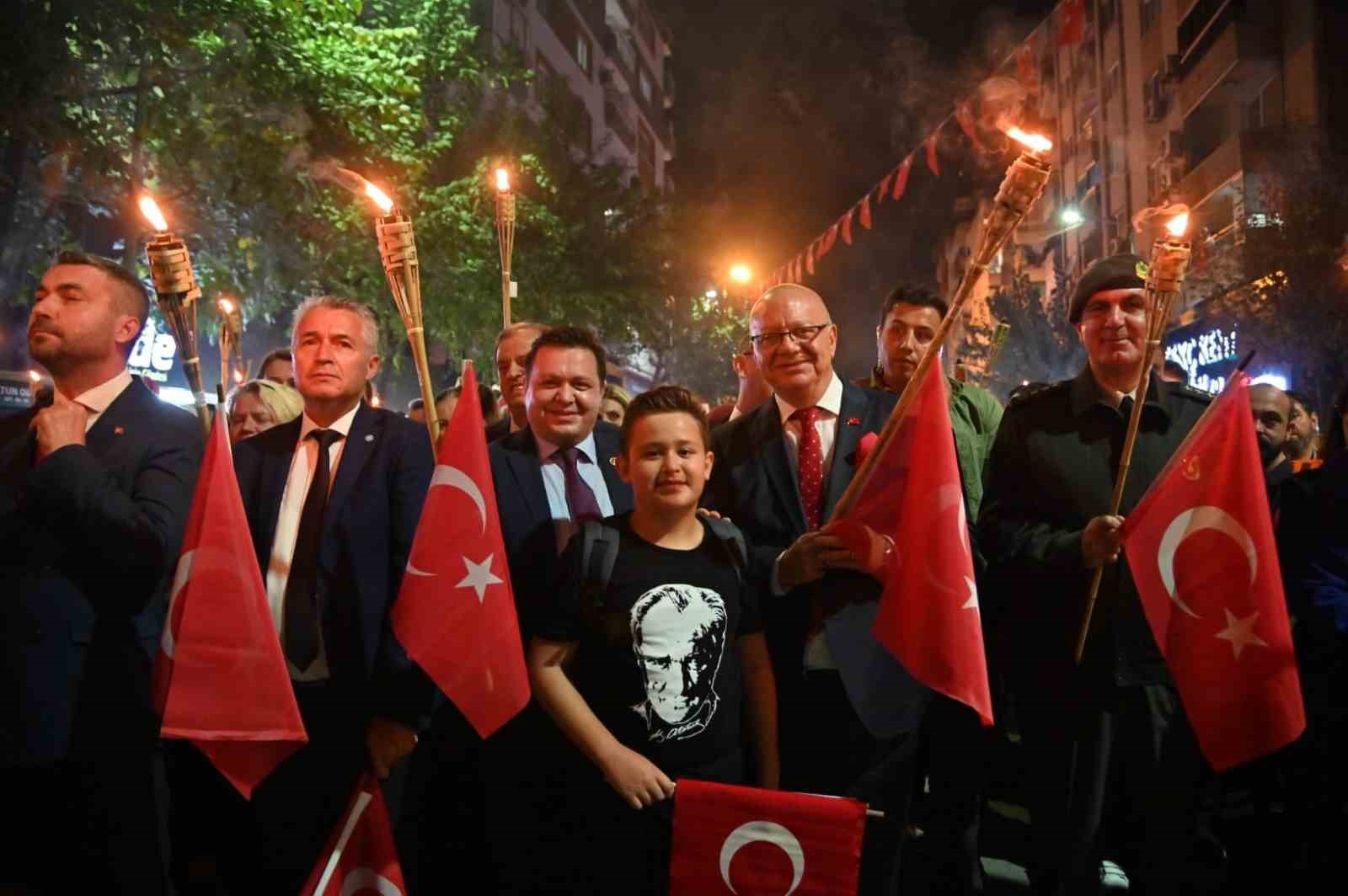 Manisa’da 100. yıl coşkusu fener alayı ve konserle taçlandı