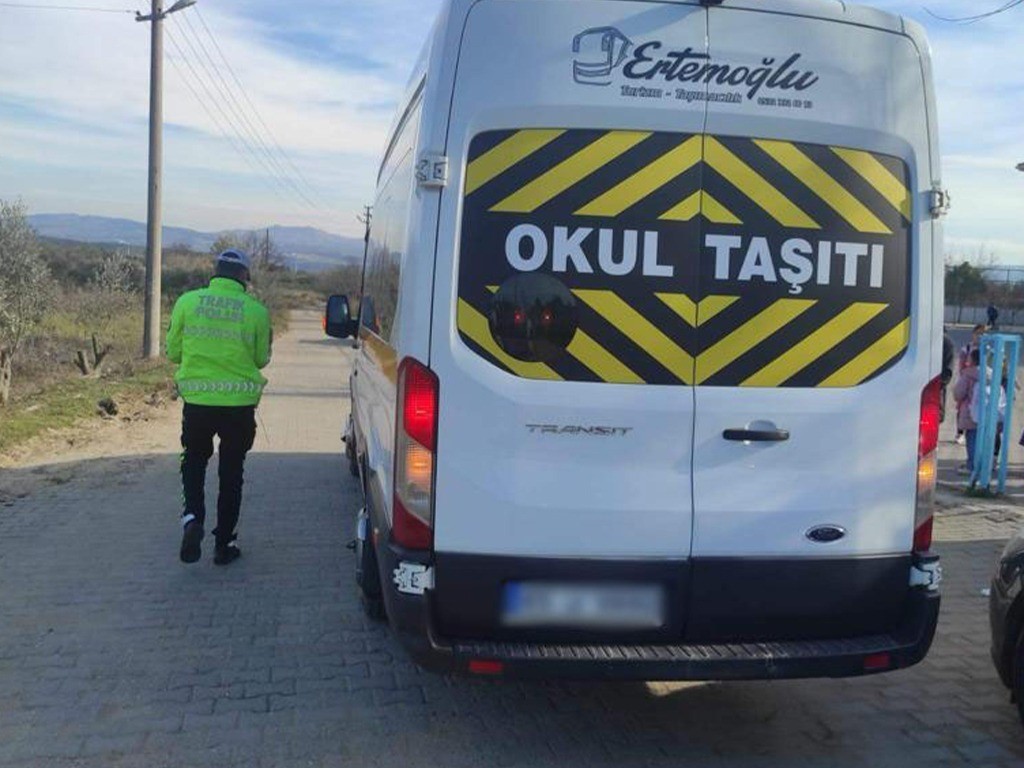 Manisa’da 2 okul servisi trafikten men edildi