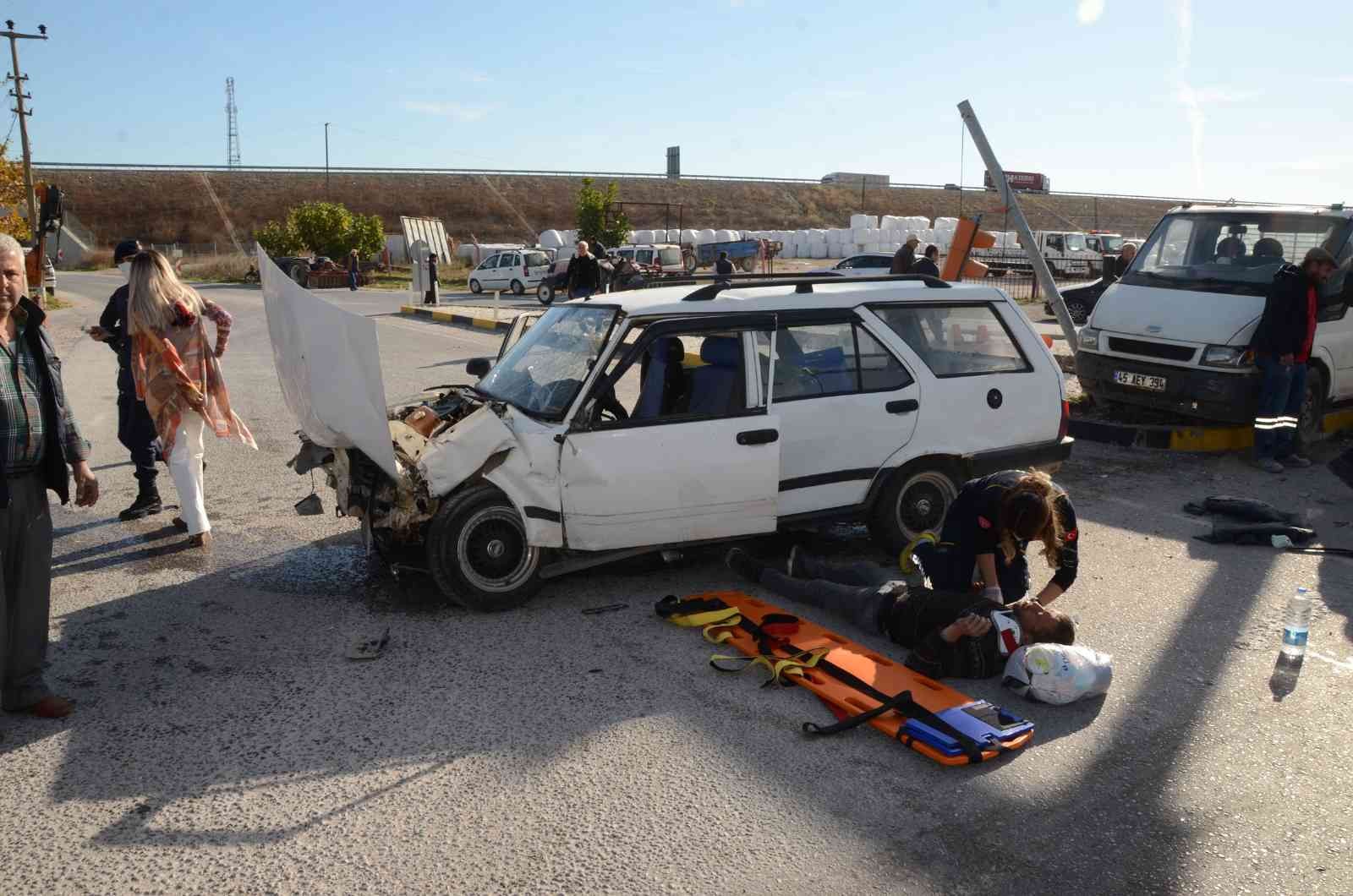 Manisa’da 3 aracın karıştığı kaza güvenlik kamerasına yansıdı