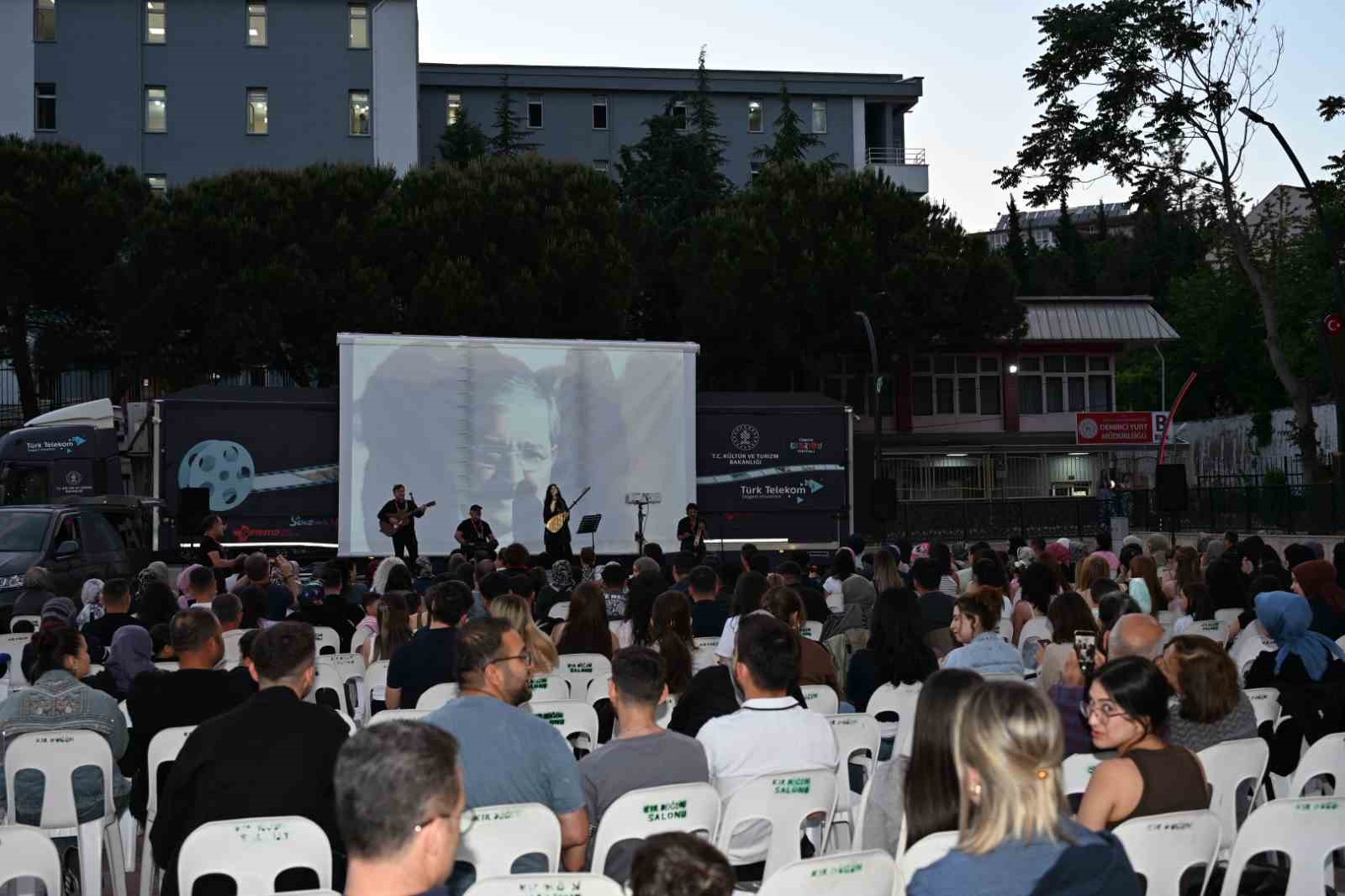 Manisa’da ’Gezen Sinema Tırı’ coşkusu