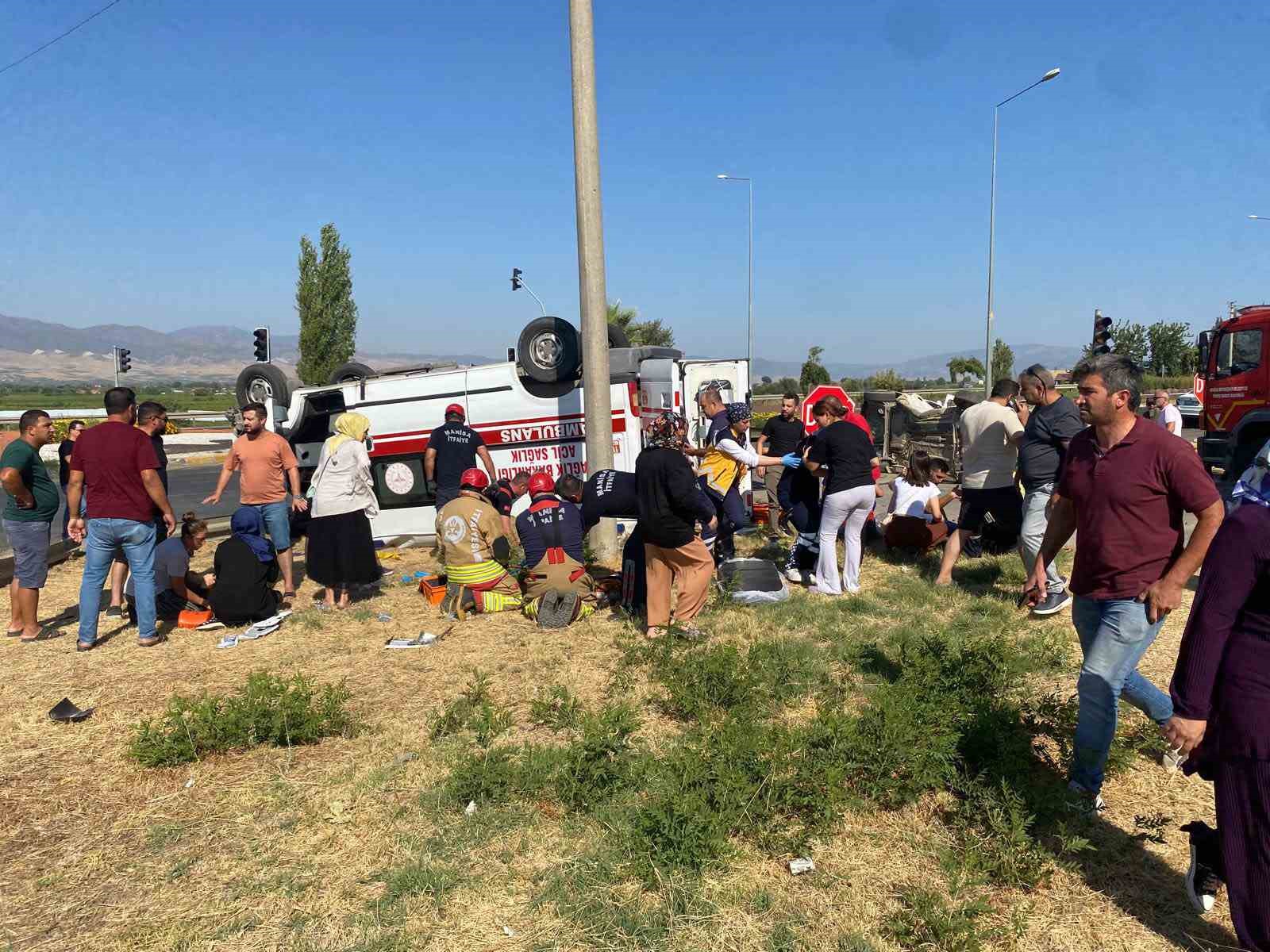 Manisa’da ambulans otomobille çarpıştı: 2’si ağır 7 yaralı