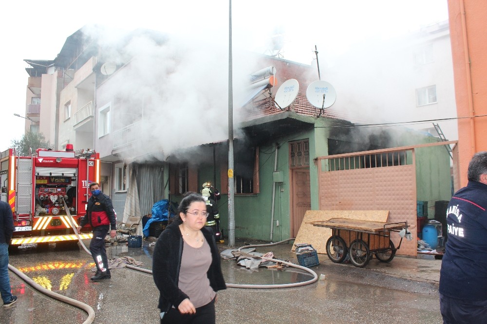 Manisa’da bir evde çıkan yangında 1’i ağır 4 kişi yaralandı