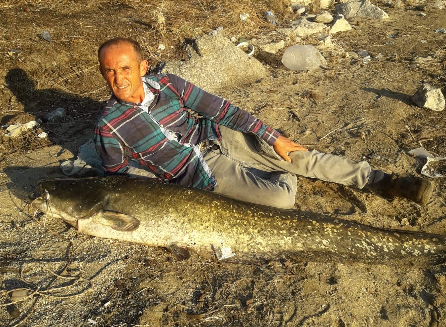 Manisa’da boyu kadar balık yakaladı