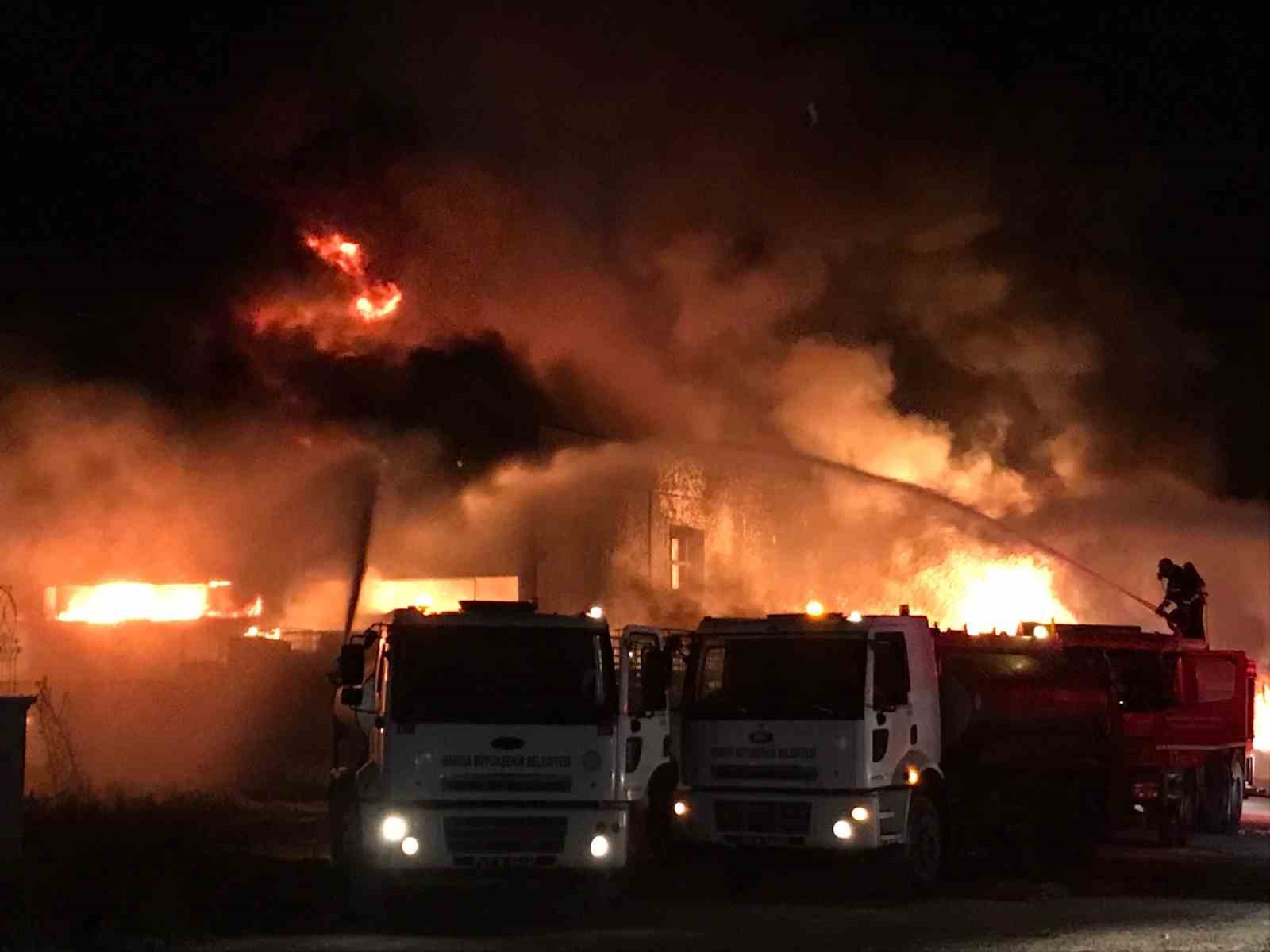 Manisa’da geri dönüşüm depolama alanına yangın çıktı.