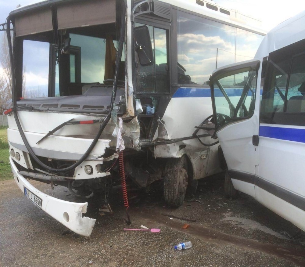 Manisa’da iki işçi servisi çarpıştı: 10 yaralı