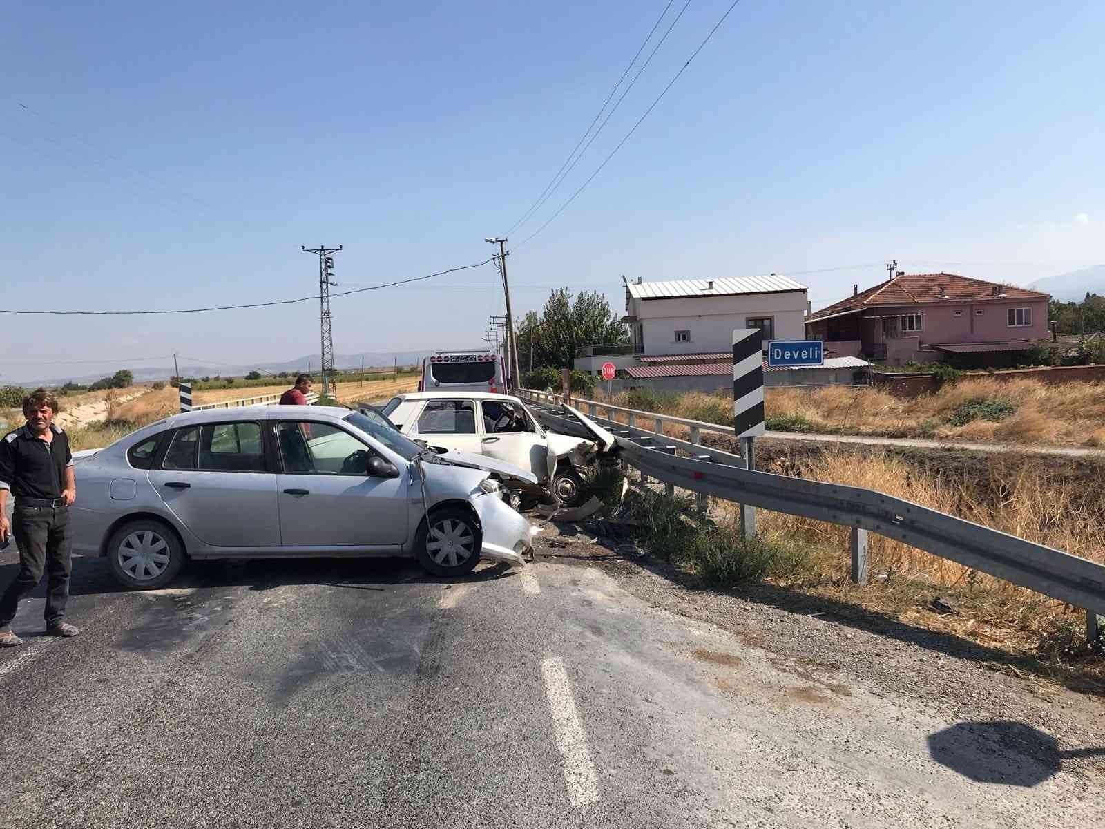 Manisa’da iki otomobil çarpıştı: 3 yaralı