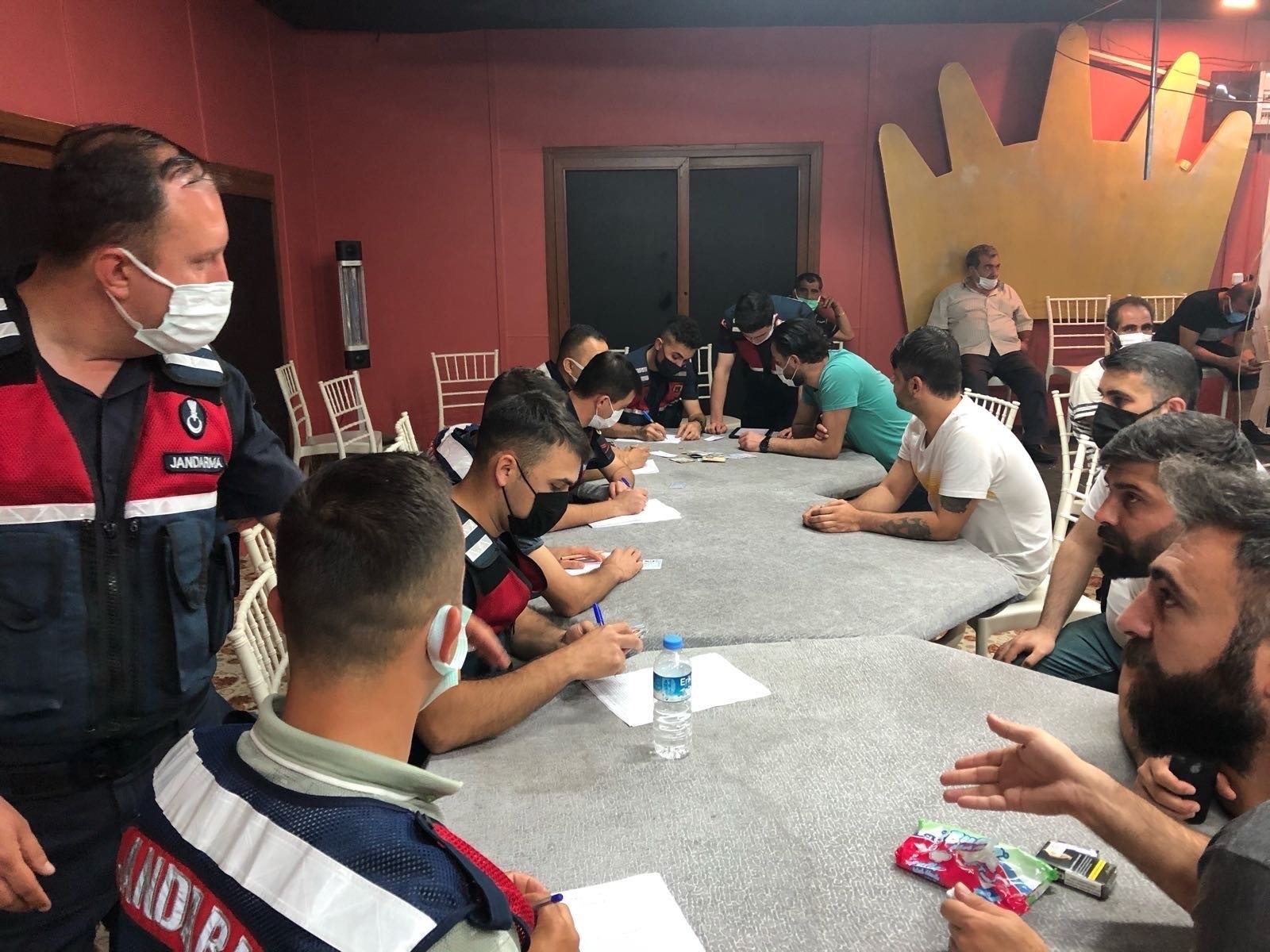 Manisa’da jandarmadan kumar baskını