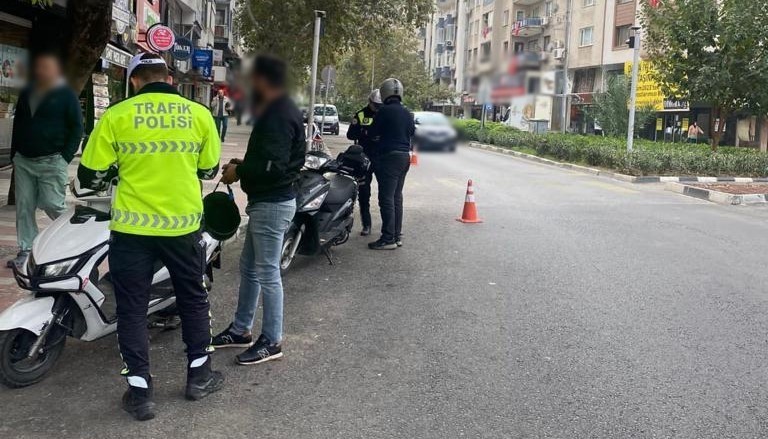 Manisa’da kasksız motosiklete binenlere ceza yağdı