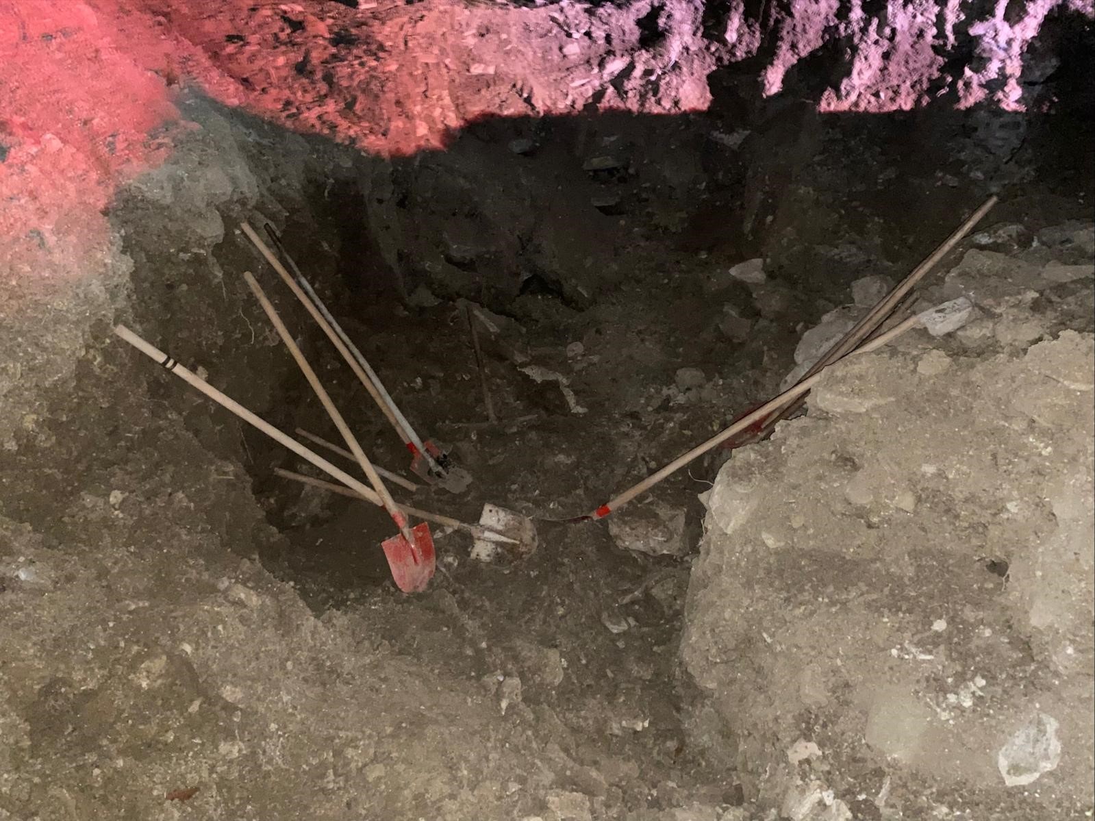 Manisa’da kazma-kürekli defineciler suçüstü yakalandı