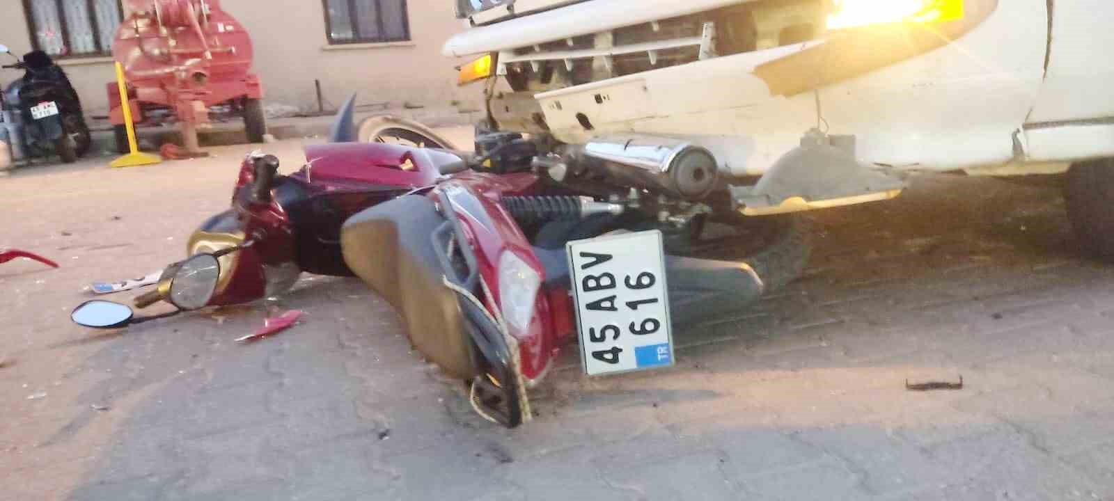 Manisa’da motosiklet minibüsün altında kaldı