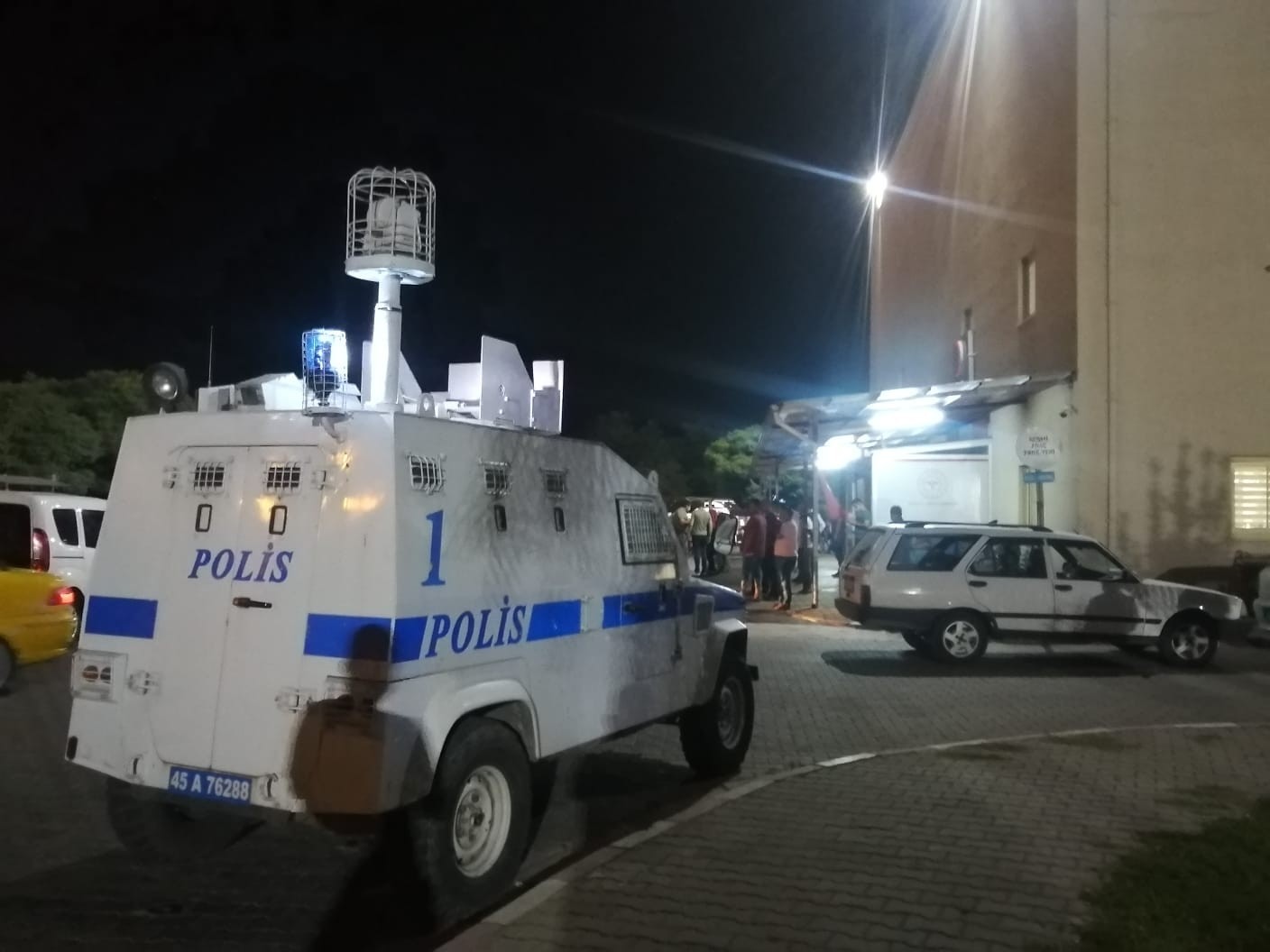 Manisa’da olaya giden polis memuru bıçaklandı