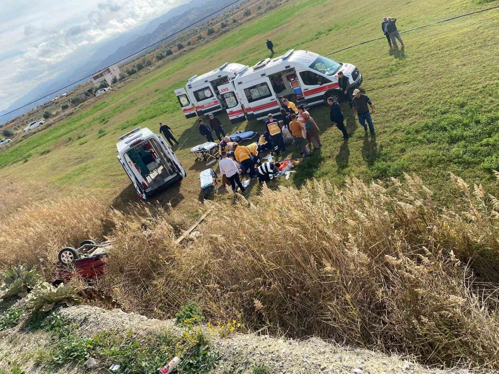 Manisa’da otomobil tarlaya uçtu: 1’i bebek 5 yaralı