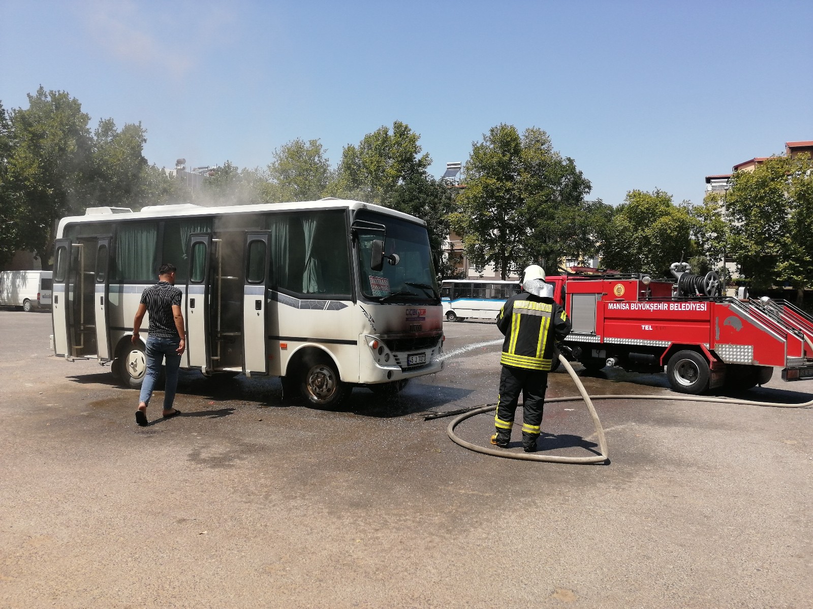 Manisa’da park halindeki servis minibüsü yandı