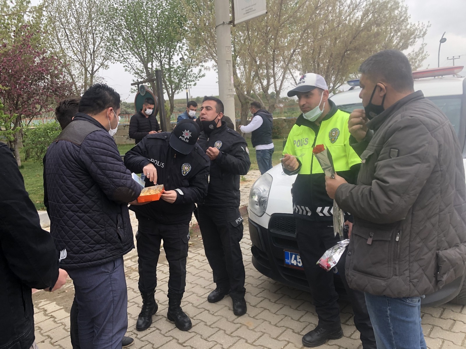 Manisa’da polise ilginç kutlama