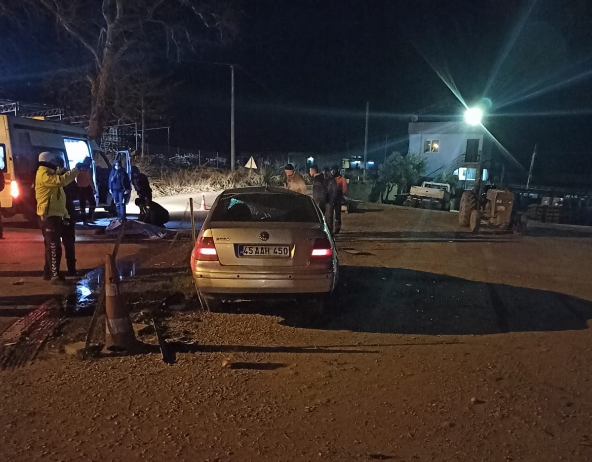 Manisa’da refüje çarpan otomobil takla attı: 1 ölü