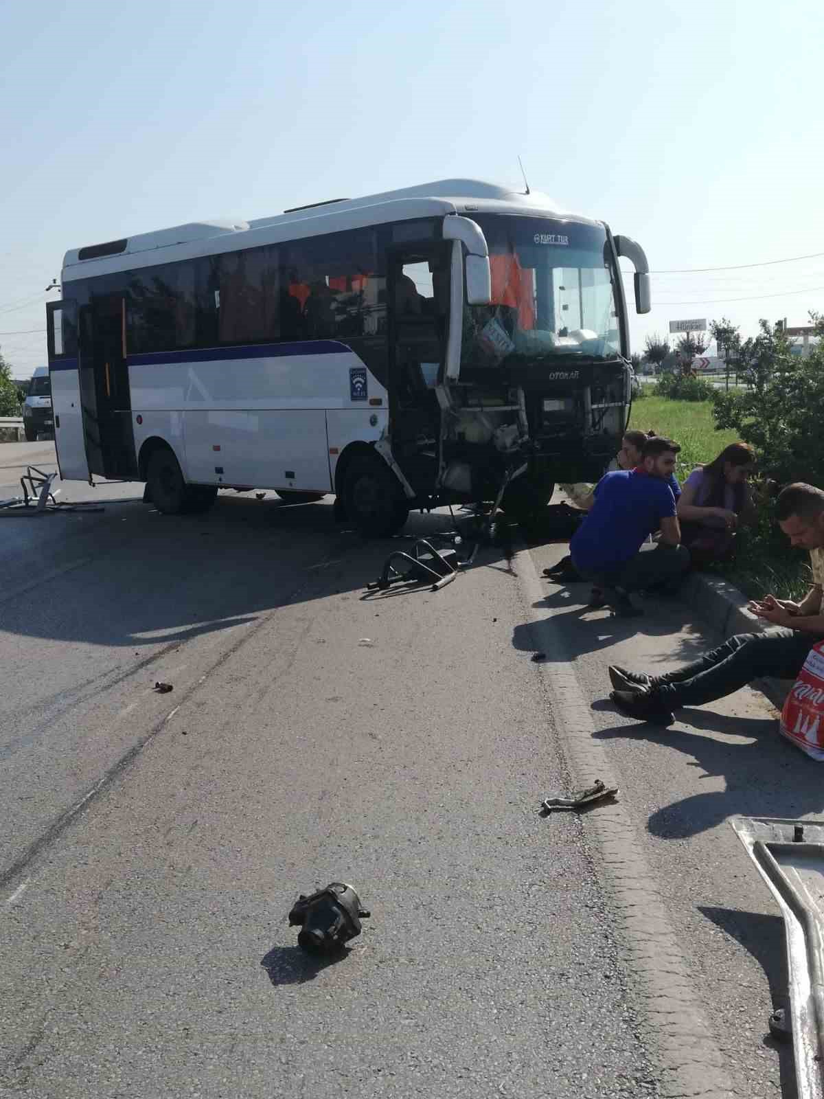 Manisa’da servis otobüsü traktörle çarpıştı: 1’i ağır 6 yaralı