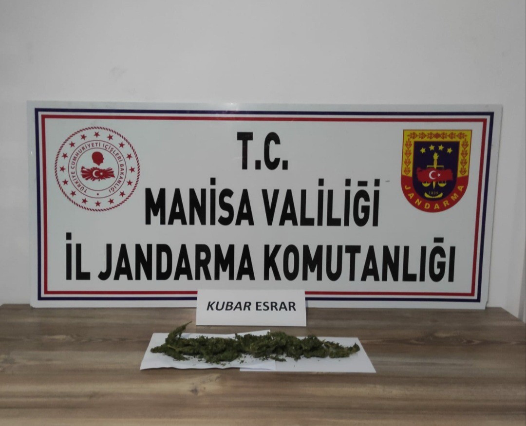 Manisa’da şüpheli şahıstan esrar çıktı
