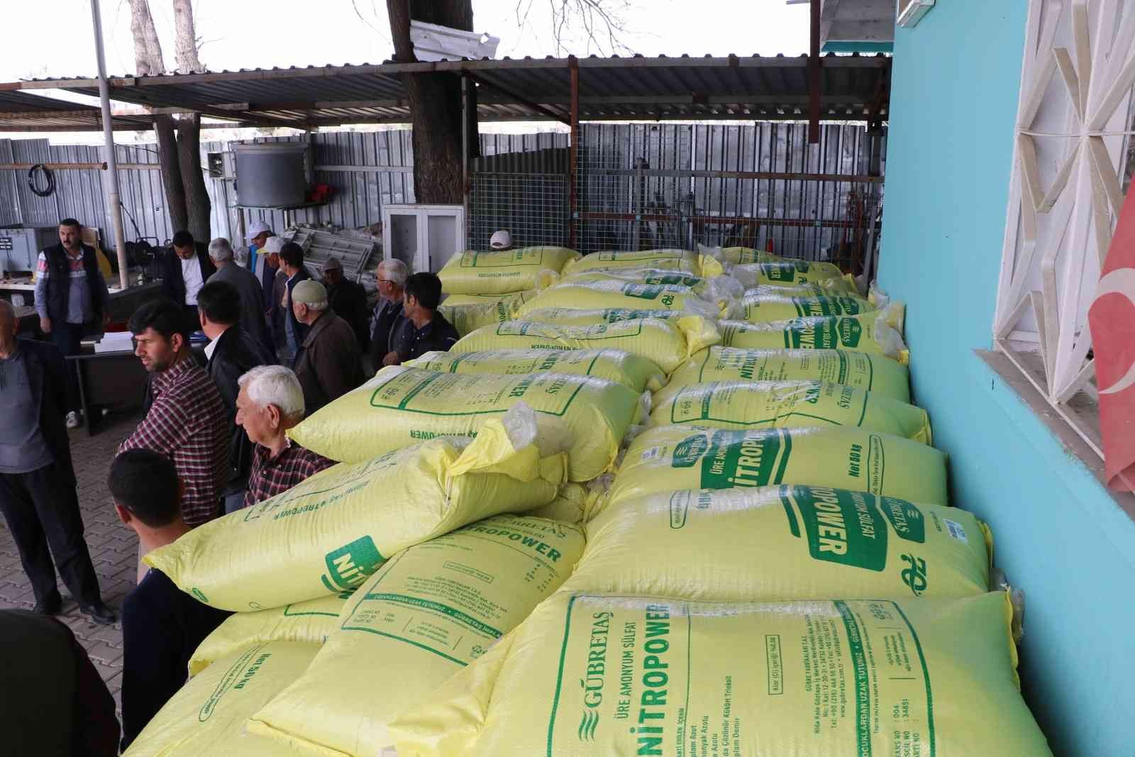 Manisa’da üreticilere gübre dağıtımına başlandı