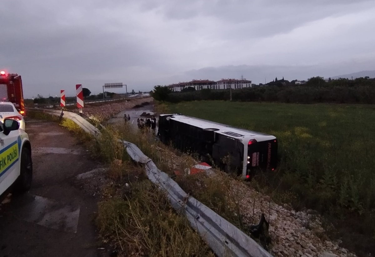 Manisa’da yolcu otobüsü şarampole yuvarlandı: 10 yaralı
