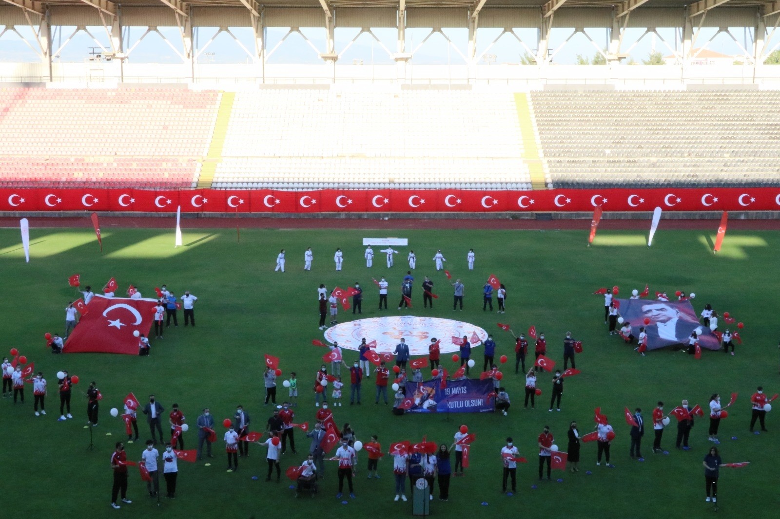 Manisalı gençler Cumhurbaşkanı Erdoğan’la İstiklal Marşı’nı okudu
