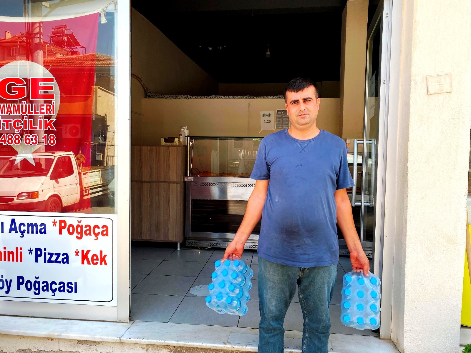 Manisalı simitçiden Milas’taki orman yangını ekibine su desteği