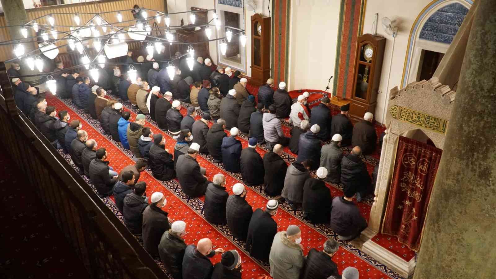 Manisalılar Sultan Camii’nin 500. yılında hatım ve namazda buluştu